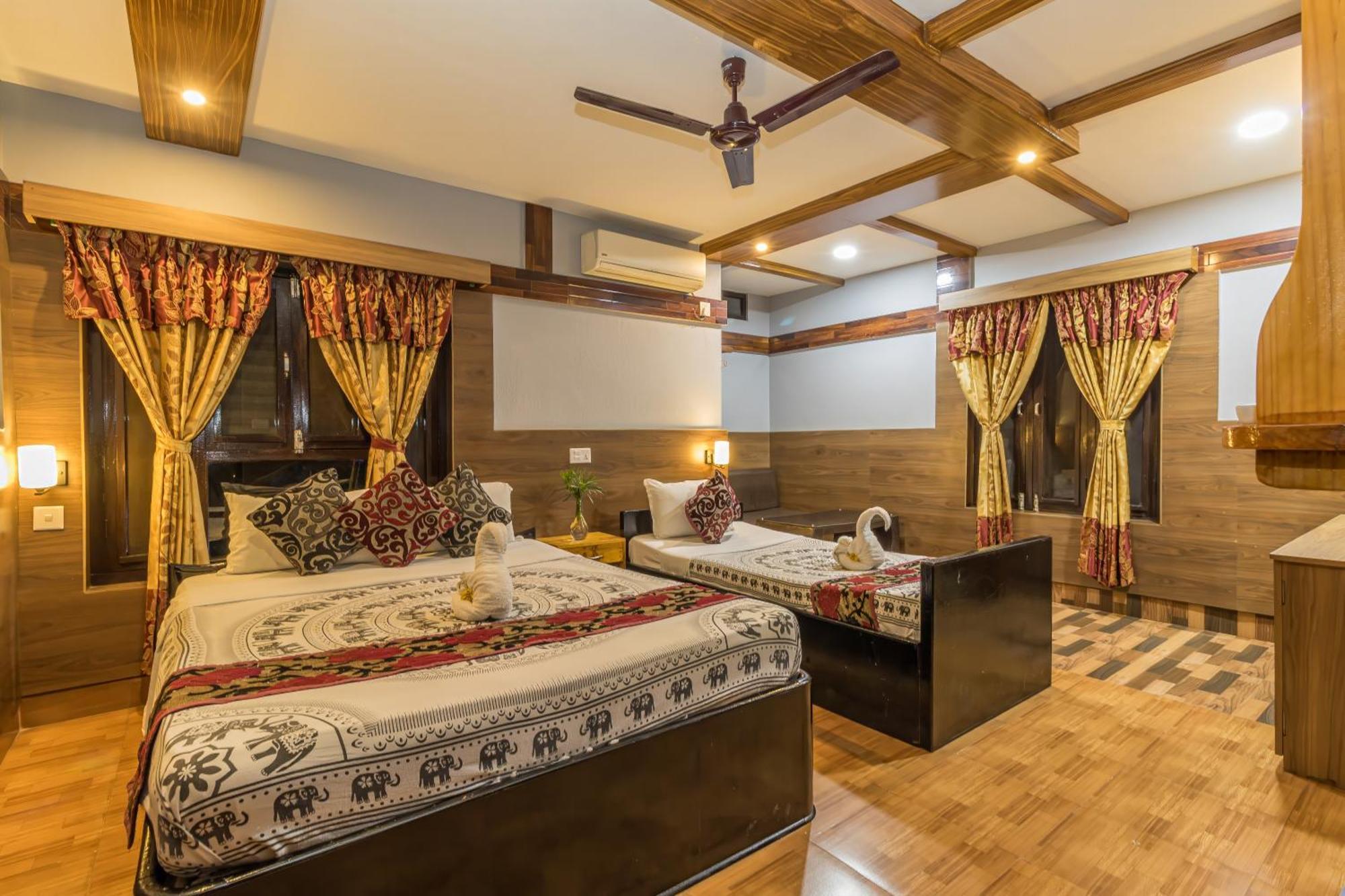 Hotel Riverside With Swimming Pool Sauraha Exterior foto
