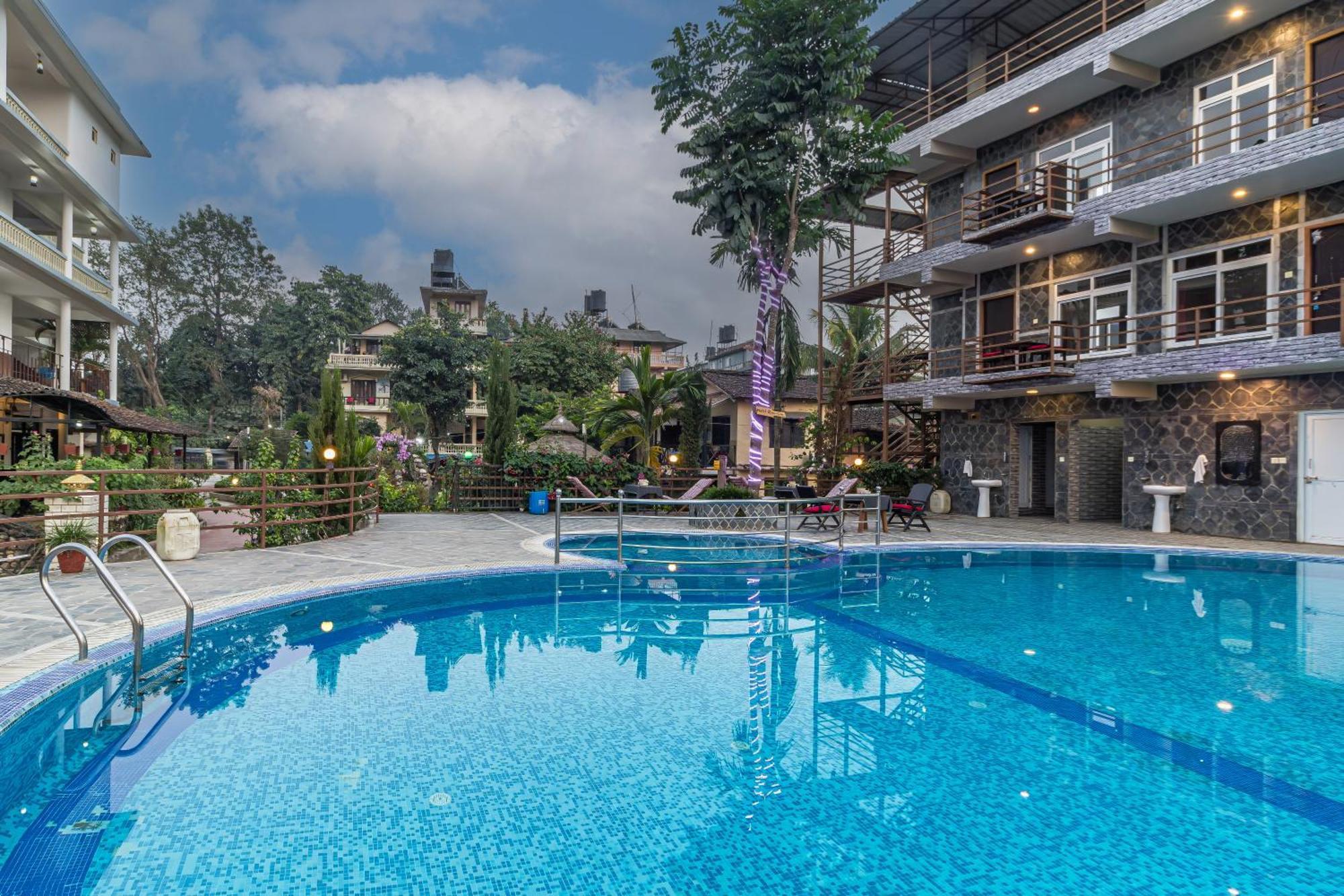 Hotel Riverside With Swimming Pool Sauraha Exterior foto