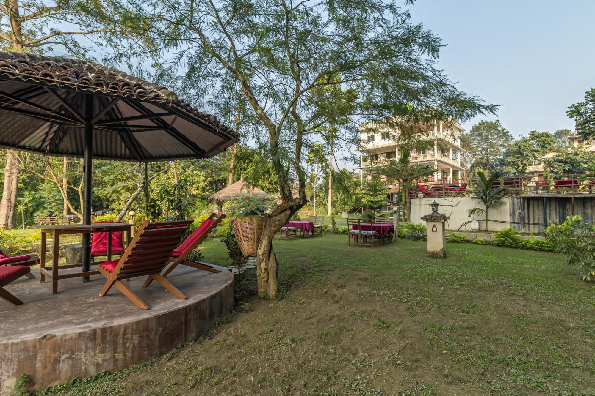Hotel Riverside With Swimming Pool Sauraha Exterior foto