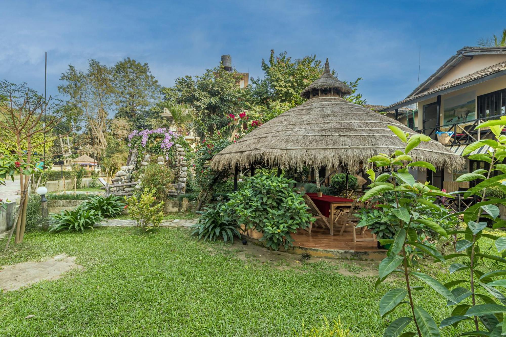 Hotel Riverside With Swimming Pool Sauraha Exterior foto